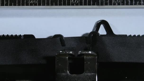 DOMANDE DI Dattilografia con una vecchia macchina da scrivere manuale - Filmati, video
