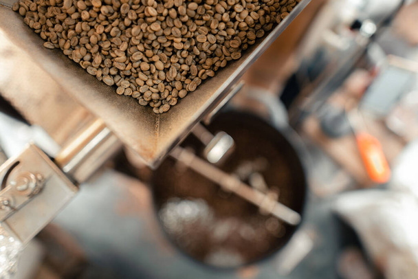 Granos de café tostados en una máquina de enfriamiento, granos de café recién tostados - Foto, Imagen