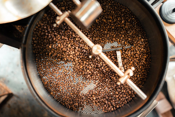 Sült kávébab hűtőgépben, frissen pörkölt kávébab - Fotó, kép