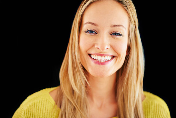 Het leven is prachtig. Studio portret van een prachtige jonge blonde vrouw met een tand glimlach. - Foto, afbeelding