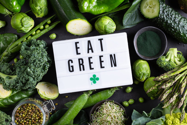 Variedade de vegetais verdes, alimentos locais, produtos sazonais - Foto, Imagem