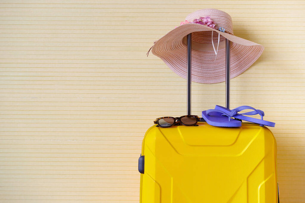 Bagagli gialli, cappello artigianale, pantofole su sfondo giallo, Concetto di viaggio ora legale. - Foto, immagini