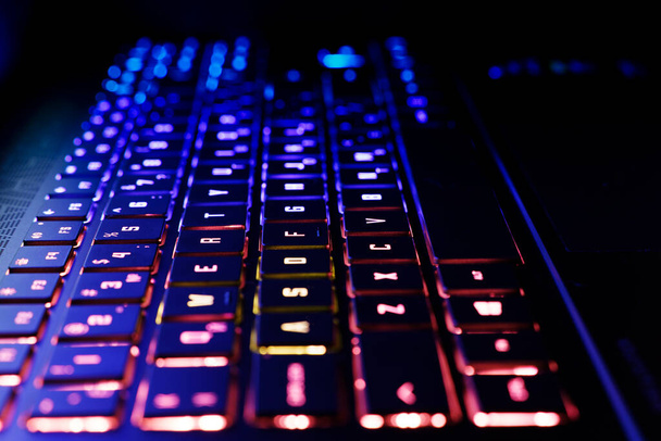 Clavier d'ordinateur néon avec rétroéclairage couleur. Jeux vidéo sur ordinateur, piratage, technologie, concept internet. Objet sélectionné. - Photo, image