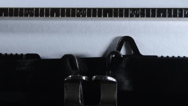 Datilografar Relatório da Polícia com uma velha máquina de escrever manual - Filmagem, Vídeo
