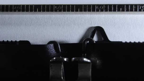 Dactylographier Bientôt avec une vieille machine à écrire manuelle - Séquence, vidéo