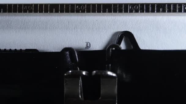 古い手動タイプライターでのデポート注文の入力 - 映像、動画