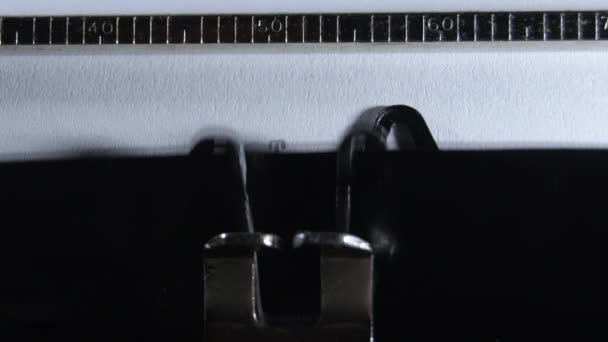 Πληκτρολογώντας ΤΗ ΜΕΓΑΛΗ ΑΝΑΚΛΗΣΗ με μια παλιά χειροκίνητη γραφομηχανή - Πλάνα, βίντεο