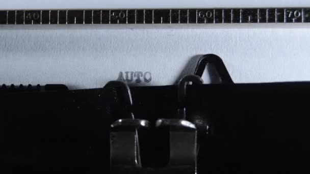 Digitare la parola Autobiografia con una vecchia macchina da scrivere manuale - Filmati, video
