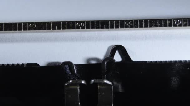 Tippen OVERCLOSE mit einer alten manuellen Schreibmaschine - Filmmaterial, Video