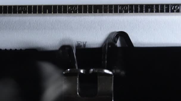 Dactylographier TOUS A UNE HISTOIRE avec une vieille machine à écrire manuelle - Séquence, vidéo
