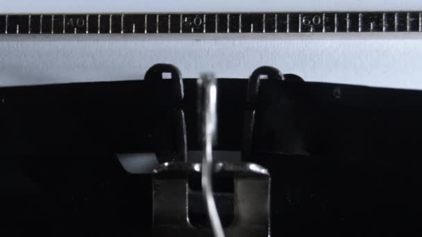 Πληκτρολογώντας DISCLAIMER με μια παλιά χειροκίνητη γραφομηχανή - Πλάνα, βίντεο