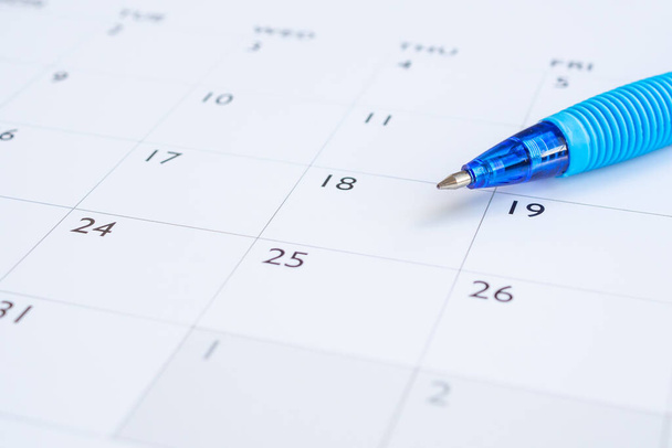 Blauwe pen op kalenderpagina achtergrond bedrijfsplanning vergaderconcept - Foto, afbeelding