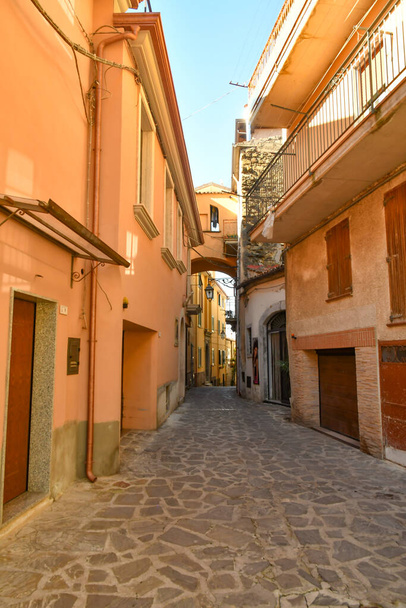 Úzká ulice mezi starými kamennými domy Altavilla Silentina, město v provincii Salerno, Itálie. - Fotografie, Obrázek