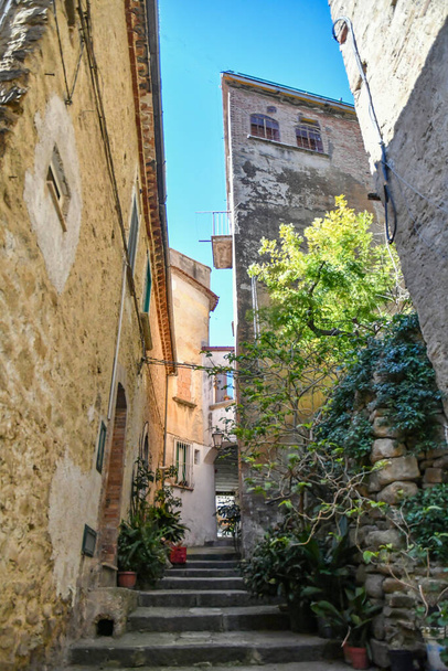 Eine enge Gasse zwischen den alten Steinhäusern von Altavilla Silentina, Stadt in der Provinz Salerno, Italien. - Foto, Bild