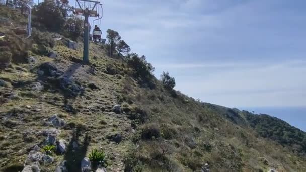 Anacapri, Campania, Olaszország - 2022. március 12.: Áttekintés a felvonóról a Monte Solaro tetejére emelkedve - Felvétel, videó