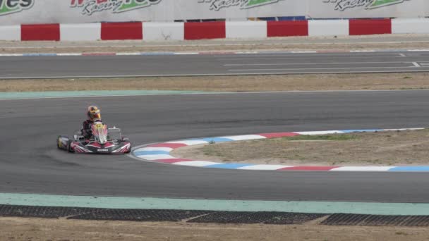 Karting competición de carreras en un circuito - Imágenes, Vídeo