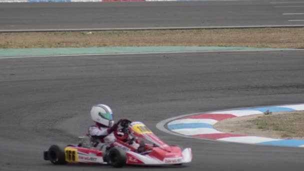 Karts corriendo en un circuito en una competición de karting - Imágenes, Vídeo