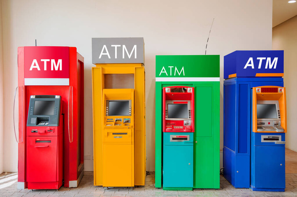 Bankomat bankowość gotówka pieniądze usługi wypłaty w miejscu publicznym wielu banków. - Zdjęcie, obraz