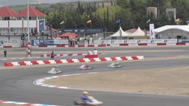 Karts corriendo en una carrera de karting - Imágenes, Vídeo