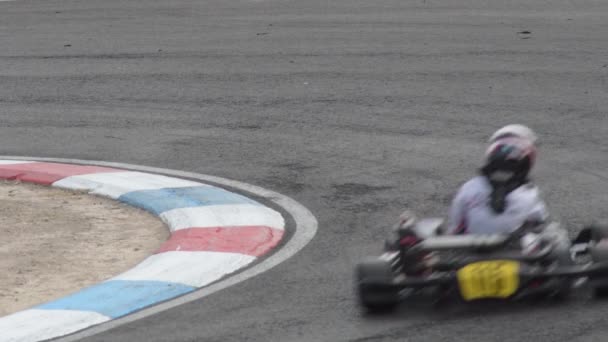 Karts en una competición de karts de karting - Imágenes, Vídeo