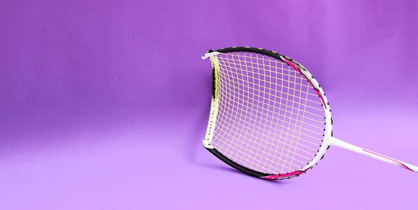Raquette de cadre cassé de badminton sport, mise au point douce et sélective. concept pour les amateurs de badminton dans le monde entier. - Photo, image