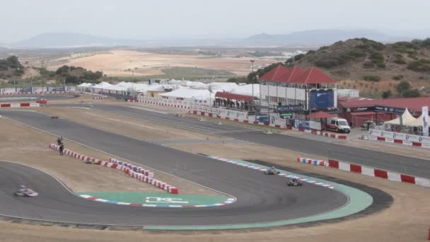 Circuito de karting con una competición de karts de carrera - Metraje, vídeo