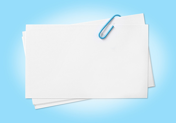 Tarjetas en blanco con clip azul
 - Foto, imagen