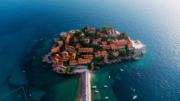 Vista desde el avión no tripulado. Vista panorámica de la isla de Sveti Stefan en un hermoso día de verano, Montenegro.Vista superior. Hermosos destinos. - Foto, imagen