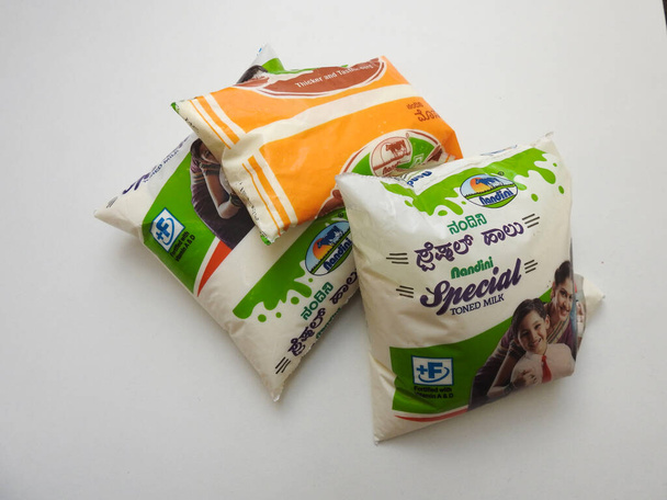 Bangalore, Karnataka, India-Dec 19, 2021: Detailní záběr slavné karnatacké značky mléka Nandini produkt KMF izolovaný na bílém pozadí. - Fotografie, Obrázek
