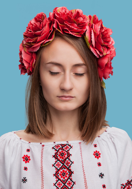 νεαρή κοπέλα στην ουκρανική εθνική κοστούμι - Φωτογραφία, εικόνα