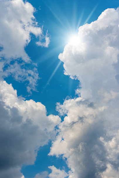 Bellissimo cielo blu con nuvole di cumulo bianco e raggi di sole (raggi di sole). Retroilluminazione fotografia. - Foto, immagini