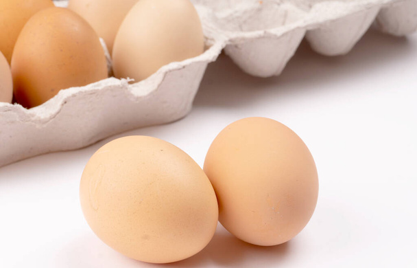 Scatola di cartone con uova di pollo fresche su sfondo bianco, primo piano  - Foto, immagini