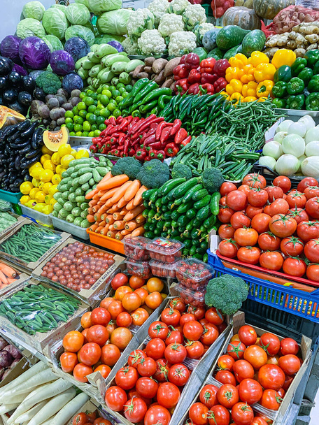 kolorowe owoce i warzywa na rynku - Zdjęcie, obraz