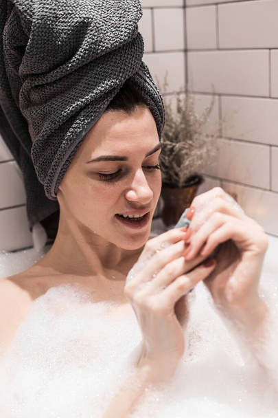 mladá žena ve vaně s mýdlovými bublinami - Fotografie, Obrázek