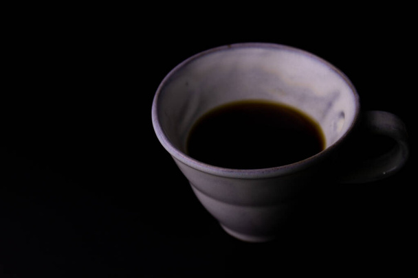 Κοντινό πλάνο Μαύρο καφέ σε μαύρο φόντο - Φωτογραφία, εικόνα