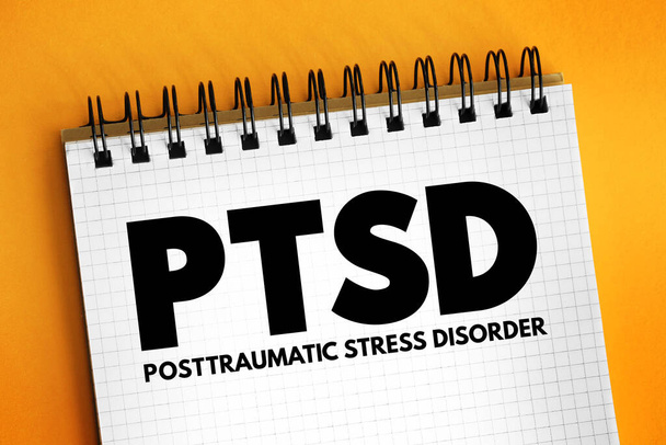 PTSD Μετατραυματική Διαταραχή Στρες - ψυχιατρική διαταραχή που μπορεί να συμβεί σε άτομα που έχουν βιώσει ή έχουν δει ένα τραυματικό γεγονός, ακρωνύμιο έννοια κειμένου στο σημειωματάριο - Φωτογραφία, εικόνα