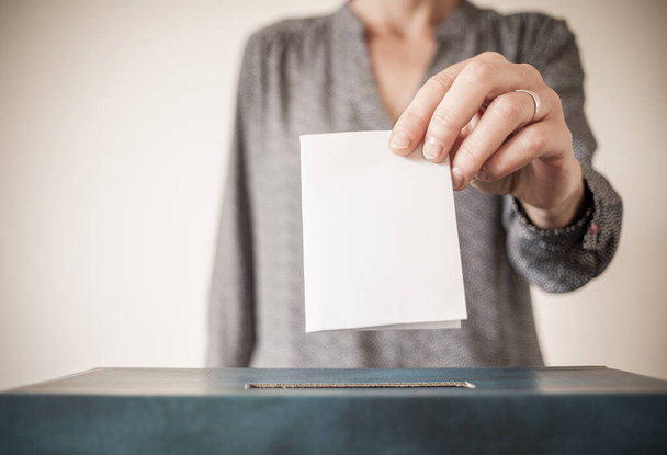 elezioni, La mano della donna che mette il suo voto nelle urne - Foto, immagini