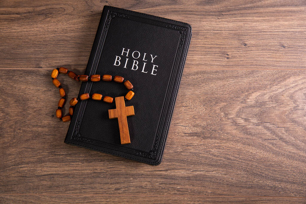 wooden cross on the Holy Bible on tabl - Fotó, kép