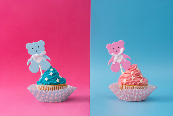 Cupcakes rosa y azul para baby shower sobre fondo rosa y azul - Foto, Imagen