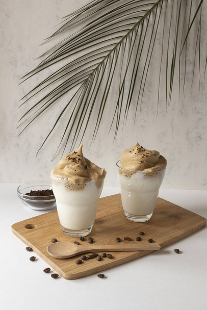 café gelado com chantilly e cubos de gelo em um fundo branco - Foto, Imagem