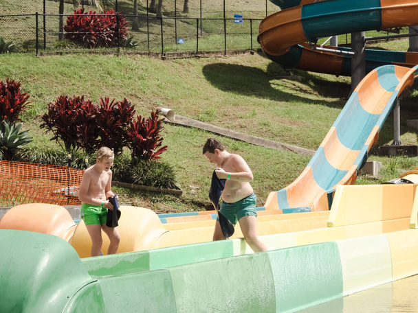 Les enfants s'amusent à monter des toboggans d'eau en vacances d'été à Coffs Harbour, Australie - Photo, image