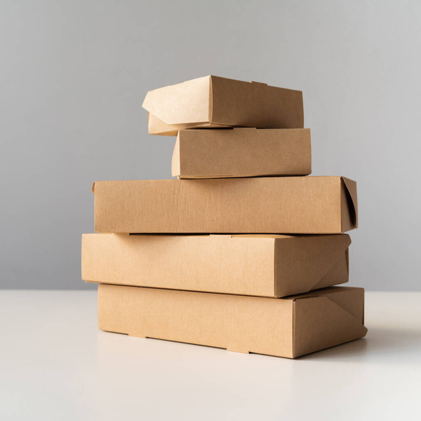 cardboard boxes on a white background - Foto, afbeelding
