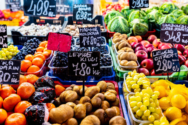 Lebensmittelmarkt im Zentrum von Budapest, Ungarn (Große Markthalle), Markt für frische Produkte, Nahaufnahme von Obst - Foto, Bild