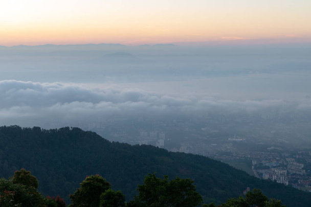 Утреннее туманное облако накрыло Джорджтаун утром на рассвете - Фото, изображение