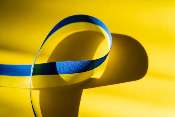 Vista de cerca de la cinta azul y amarilla en el fondo con sombra - Foto, Imagen