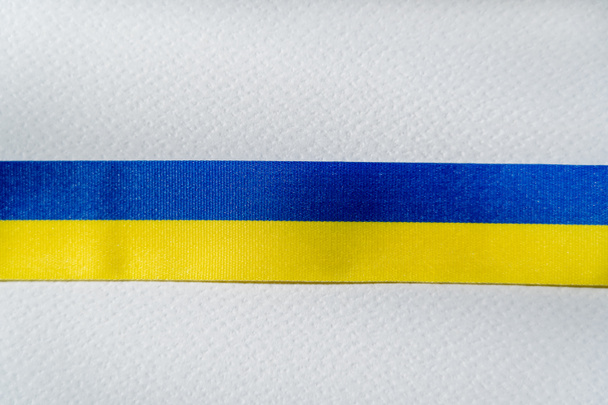 Верхний вид синей и желтой ленты на белом фоне  - Фото, изображение