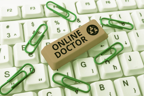 オンライン医者を示すテキスト記号。インターネット上で医療を提供する医療従事者に書かれた言葉オンラインファイルとデータのダウンロード、プログラミングコードのアップロード - 写真・画像