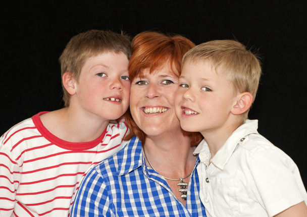 Mother and her two young sons - Foto, afbeelding