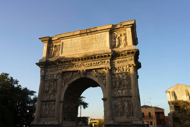 イタリア、カンパニア州ベネヴェント:ローマのアルコ・ディ・トライアーノ、彫刻と歴史的記念碑 - 写真・画像