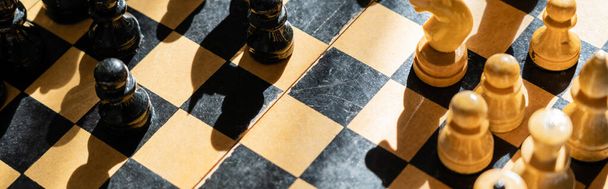 Вид сверху шахмат на шахматной доске с тенью, баннер  - Фото, изображение